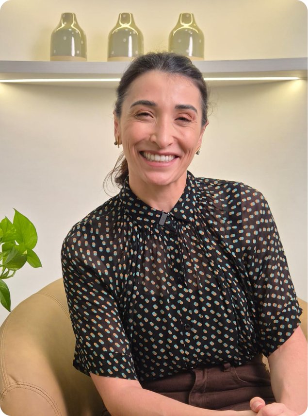 Dra. Amanda Taniguchi Mandelli sorrindo em consultório da Vivan