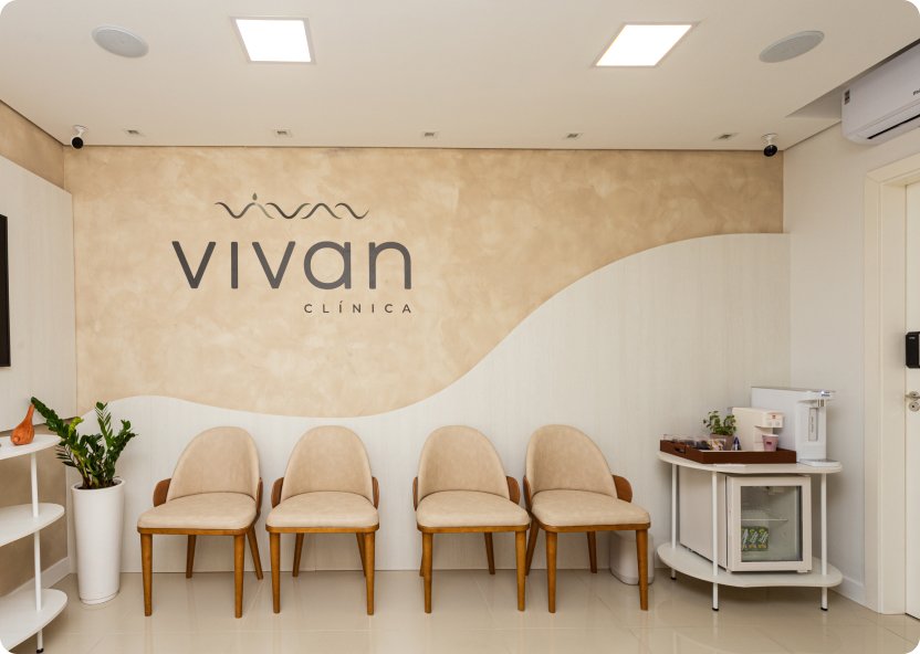 Recepção da Vivan com poltronas e logo na parede