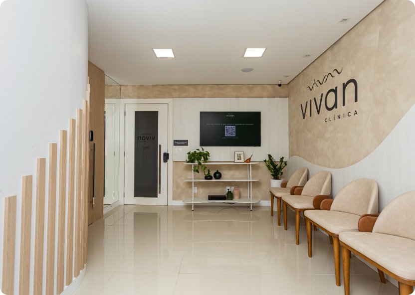 Estante decorada com porta-retratos e vasos em consultório da Vivan