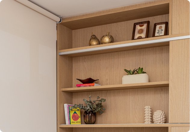 Estante com objetos de decoração preparada pelo concierge da Vivan