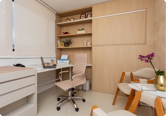 Consultório decorado da Vivan com mesa, cadeira e estante