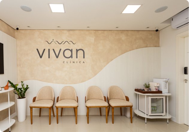 Recepção da Vivan Clínica com cadeiras e logo na parede