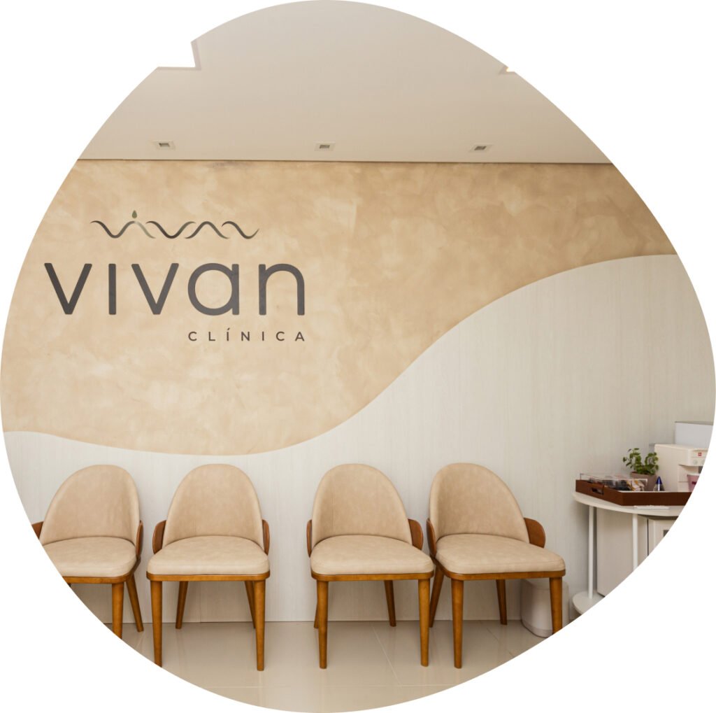Recepção da Vivan Clínica com cadeiras e logo na parede