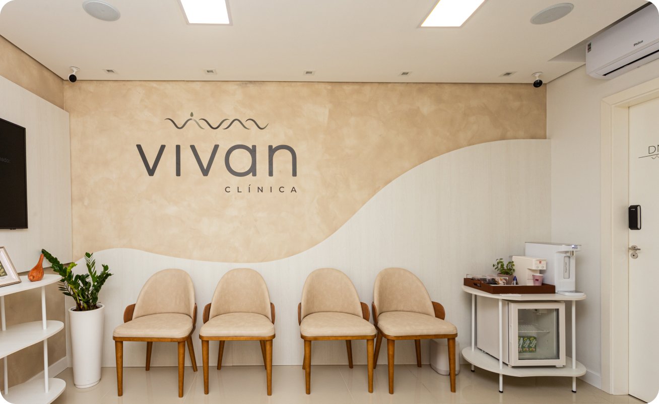 Recepção da Vivan com logo na parede, cadeiras e aparador