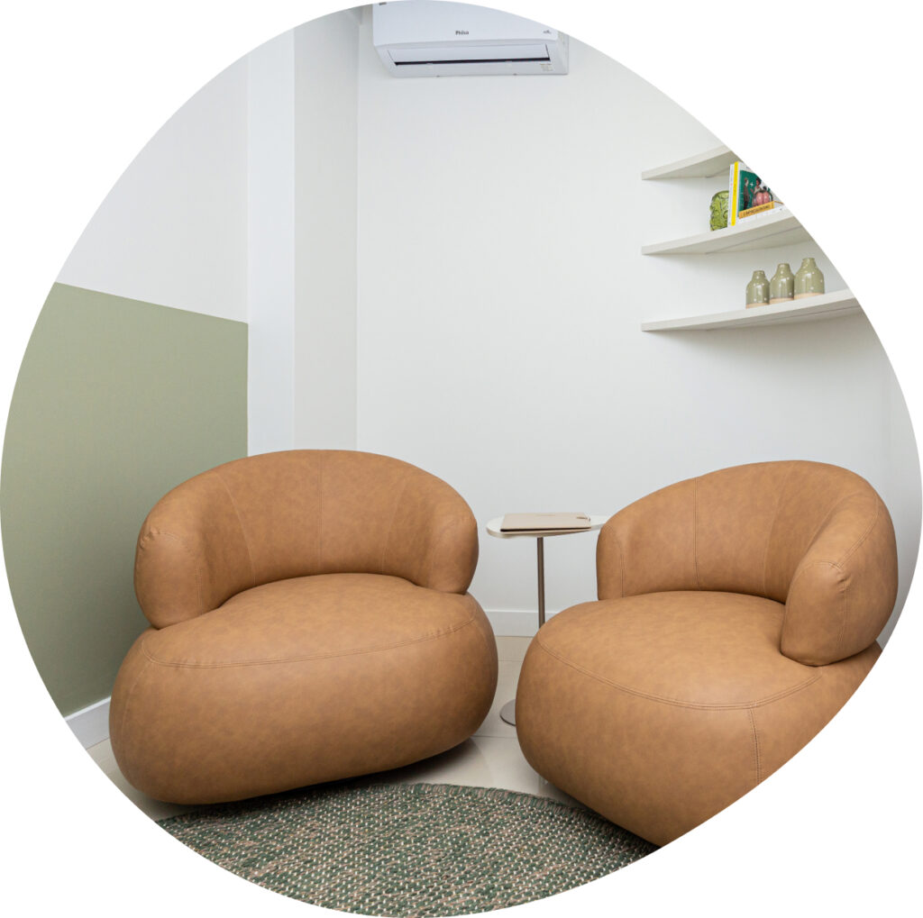 Sala de atendimento da Vivan com duas poltronas de couro caramelo